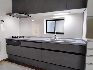 キッチンリフォーム レンジフードもお手入れラクラク、お洒落なキッチン