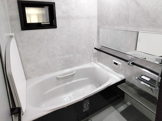 バスルームリフォーム モノトーンのモダンバスルーム＆収納付きでスッキリとしたトイレ