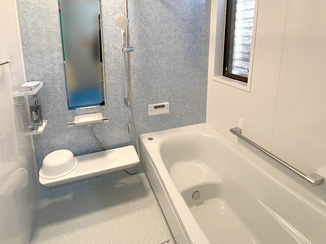 バスルームリフォーム 清潔感あふれるバスルームとマグネットパネルが便利な洗面まわり